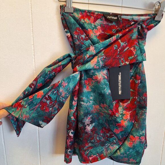 PrettyLittleThing Mini Skirt Floral Size 2  NWT‎ - Picture 3 of 7